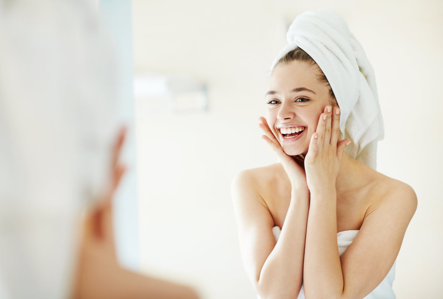 Man sieht eine Frau mit schöner Haut die ihre Skincare mach
