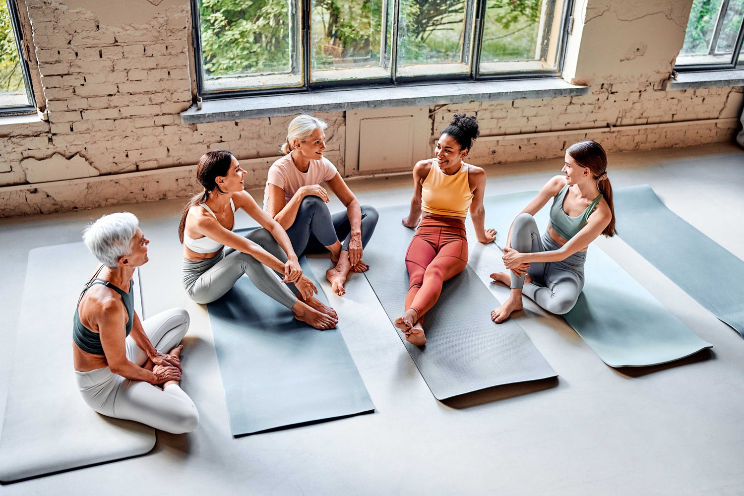 Man sieht Frauen beim Yoga 