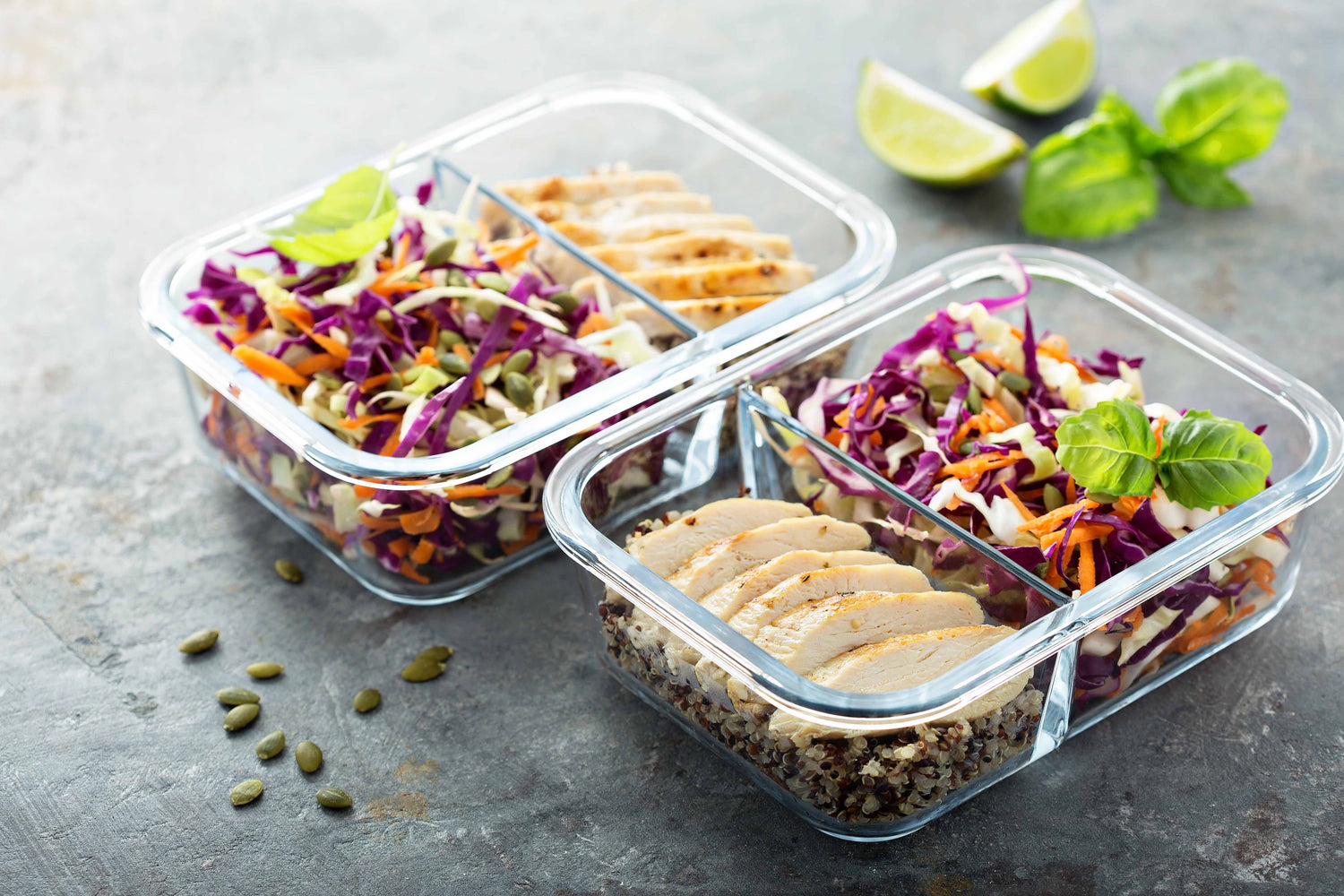 Man sieht zwei gesunde Meal-Prep Optionen 