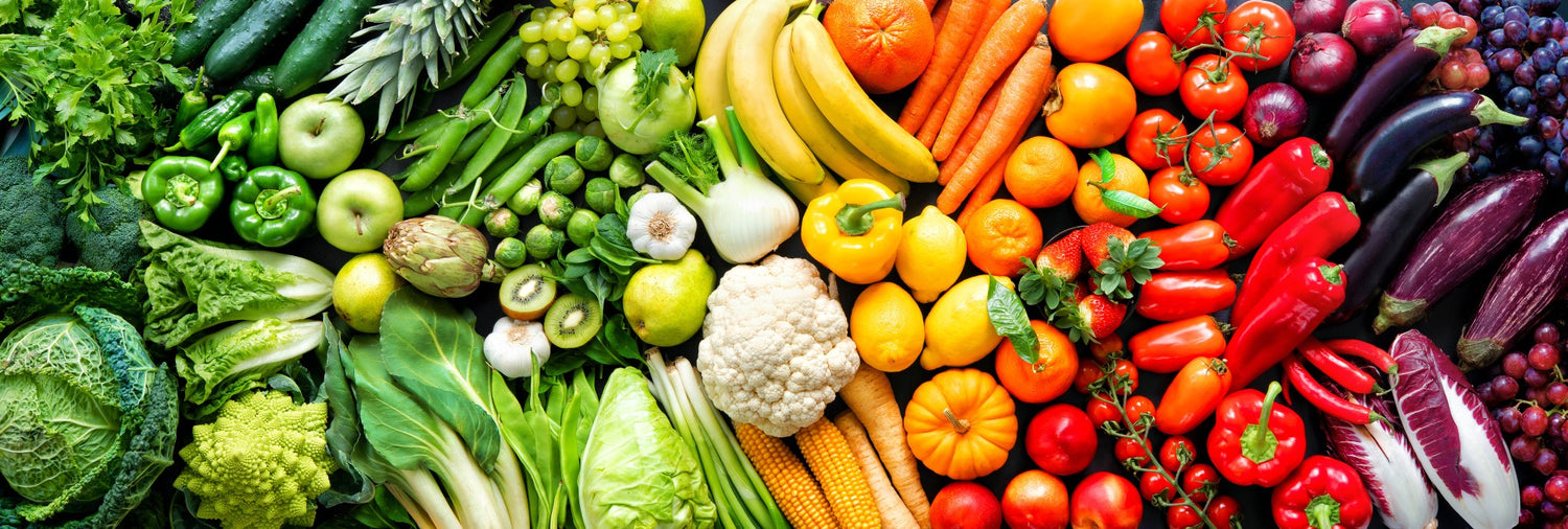 Man sieht viel buntes Obst und Gemüse