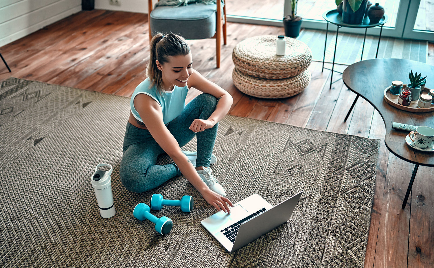Man sieht eine Frau die ein Homeworkout macht 