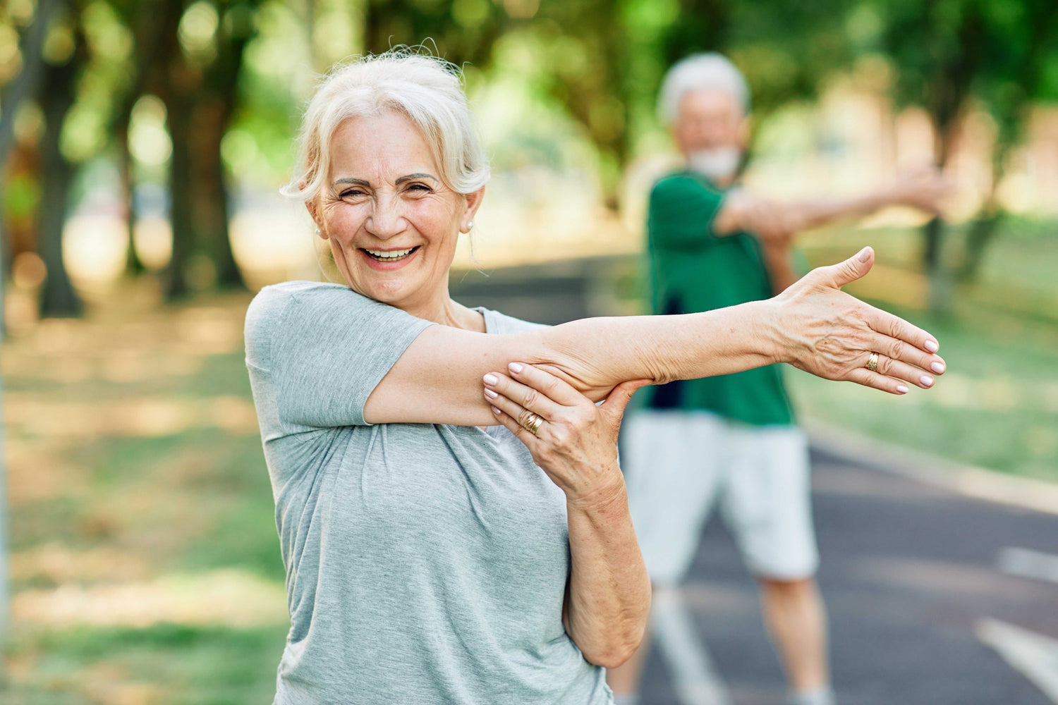 Eine Frau und ein Mann machen Sport