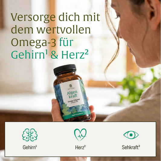 Frau präsentiert Algenkraft Omega 3 Algenöl Kapseln von NATURTREU – Hinweis auf  Omega-3-Fettsäuren DHA und EPA für eine normale Gehirn- und Herzfunktion 