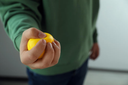 Anti-Stress-Spielzeuge können dabei helfen, das Nervensystem zu beruhigen. Anti-Stress-Ball als Hilfsmittel gegen innere Anspannung