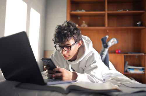 Computer, Tablet & Smartphone: Jugendliche verbringen viel Zeit am Bildschirm Bildschirmnutzung von Teenagern