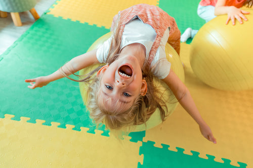 Kinder sprühen vor Energie und Kreativität Kinder sind immer in Bewegung