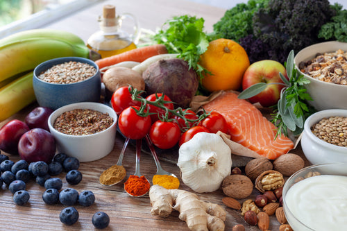 Vollkornprodukte, Hülsenfrüchte, Gemüse, Nüsse, Eier und Fleisch sind reich an B-Vitaminen. Lebensmittel, die B-Vitamine enthalten