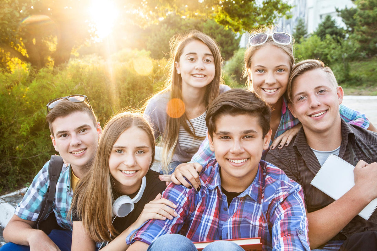 In der Jugend wächst der Nährstoffbedarf. Jugendliche posieren für ein Gruppenfoto.